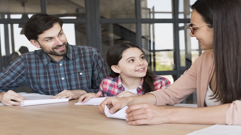 Fpmomtips Parental Guide by FamousParenting: A Practical Roadmap for Confident Modern Parenting